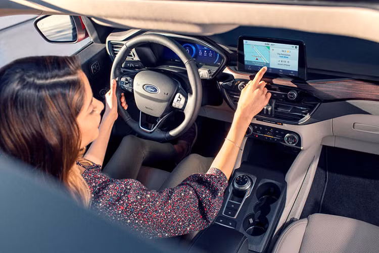 Đối thủ của nó, chiếc Toyoya RAV4 Prime tốn đến 2,5 lít để đi 100 km/h tuy nhiên lại có thể đi được quãng đường lên đến 67 km với động cơ điện. Toyota RAV4 Prime được trang bị hệ dẫn động bốn bánh toàn thời gian trong khi mẫu xe SUV Ford Escape PHEV chỉ sở hữu hệ dẫn động cầu trước.