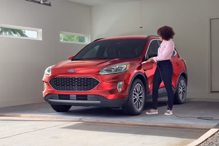 Ở phiên bản này, Ford Escape sẽ được trang bị khối động cơ có dung tích 2,5 lít tăng áp có thể tạo ra công suất cực đại 198 mã lực và mô-men xoắn cực đại 283 Nm. Động cơ này sẽ được kết hợp với mô-tơ điện có viên pin công suất 14.4 kWh. Tổng công suất mà chiếc xe này có được sẽ ở vào mức 302 mã lực.