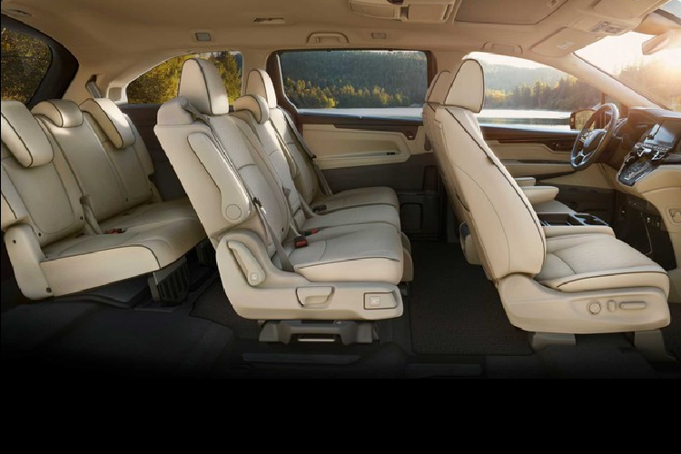 Để mang đến cảm giác mới mẻ cho nội thất, hãng Honda đã cải tiến mặt táp-lô với thiết kế 3 tầng. Nằm độc lập trên mặt táp-lô này là màn hình thông tin giải trí nằm độc lập với kích thước lớn hơn trước. Màn hình này do Gathers - thương hiệu sản xuất hệ thống thông tin giải trí của riêng hãng Honda tại thị trường Nhật Bản - thiết kế.