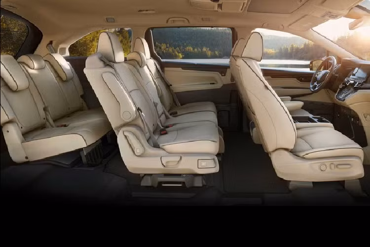 Để mang đến cảm giác mới mẻ cho nội thất, hãng Honda đã cải tiến mặt táp-lô với thiết kế 3 tầng. Nằm độc lập trên mặt táp-lô này là màn hình thông tin giải trí nằm độc lập với kích thước lớn hơn trước. Màn hình này do Gathers - thương hiệu sản xuất hệ thống thông tin giải trí của riêng hãng Honda tại thị trường Nhật Bản - thiết kế.