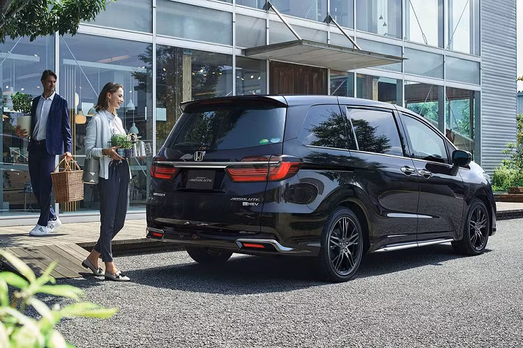 Cuối cùng là những trang bị an toàn nằm trong gói Honda Sensing tiêu chuẩn, bao gồm phanh khẩn cấp tự động, hệ thống kiểm soát hành trình thích ứng, cảnh báo chuyển làn đường, hỗ trợ giữ làn đường, cảnh báo điểm mù và cảnh báo phương tiện cắt ngang khi lùi. 