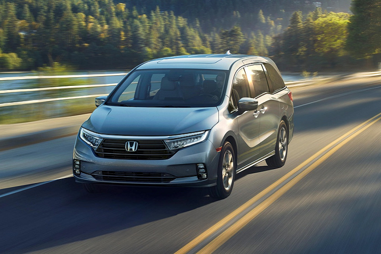 Ngoài ra, không gian nội thất của Honda Odyssey 2021 còn có bảng đồng hồ kỹ thuật số, vô lăng có thiết kế giống người anh em Accord mới và chất liệu nâng cấp.