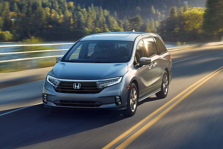 Ngoài ra, không gian nội thất của Honda Odyssey 2021 còn có bảng đồng hồ kỹ thuật số, vô lăng có thiết kế giống người anh em Accord mới và chất liệu nâng cấp.