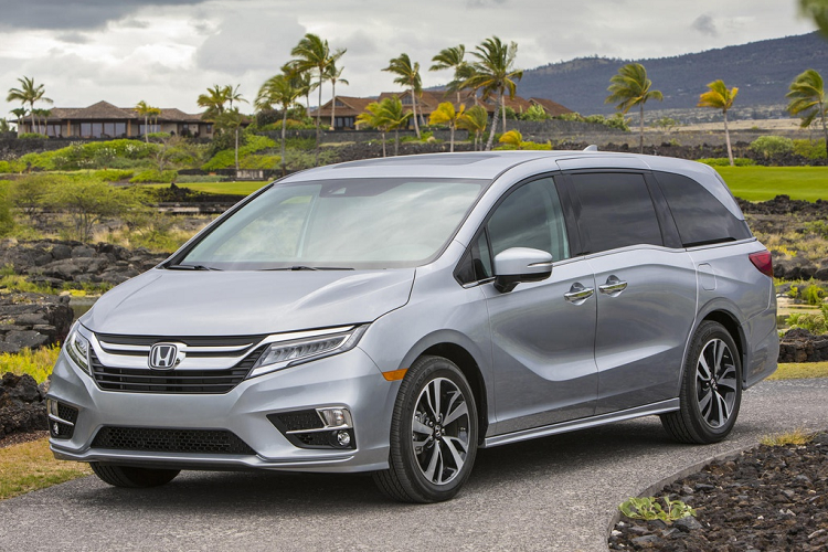 Động cơ xăng của mẫu MPV này kết hợp với hộp số biến thiên vô cấp CVT và hệ dẫn động cầu trước FWD hoặc 4 bánh toàn thời gian AWD. Trong khi đó, Honda Odyssey Hybrid 2021 chỉ sử dụng hệ dẫn động FWD.