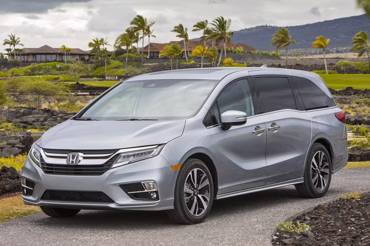 Động cơ xăng của mẫu MPV này kết hợp với hộp số biến thiên vô cấp CVT và hệ dẫn động cầu trước FWD hoặc 4 bánh toàn thời gian AWD. Trong khi đó, Honda Odyssey Hybrid 2021 chỉ sử dụng hệ dẫn động FWD.