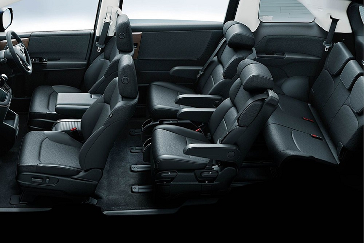 Trái ngược với đầu xe, phần sườn xe của Honda Odyssey 2021 không có gì thay đổi về thiết kế. Bù lại, hãng Honda đã bổ sung một tính năng mới cho cửa trượt của mẫu MPV cao cấp này. Theo đó, cửa trượt chỉnh điện của Honda Odyssey 2021 có thể mở bằng cách vuốt tay gần dải đèn LED màu xanh dương. Tính năng này hứa hẹn mang đến cảm giác tiện nghi và sang trọng hơn cho mẫu MPV Nhật Bản.