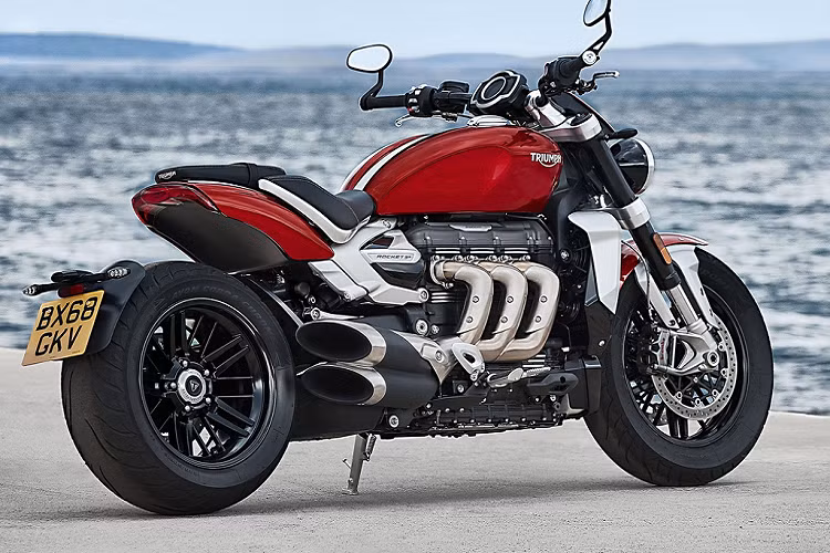 Sau khi ra mắt, Triumph Rocket 3 2020 tiếp tục cạnh tranh với Ducati Diavel, X Diavel và Yamaha V-Max. Theo một số nguồn tin, Triumph Rocket 3 2020 cũng sẽ được ra mắt tại Việt Nam trong tháng 3 này. Giá xe Triumph Rocket 3 2020 thế hệ mới tại Malaysia từ 31.400 USD (khoảng hơn 725 triệu đồng).