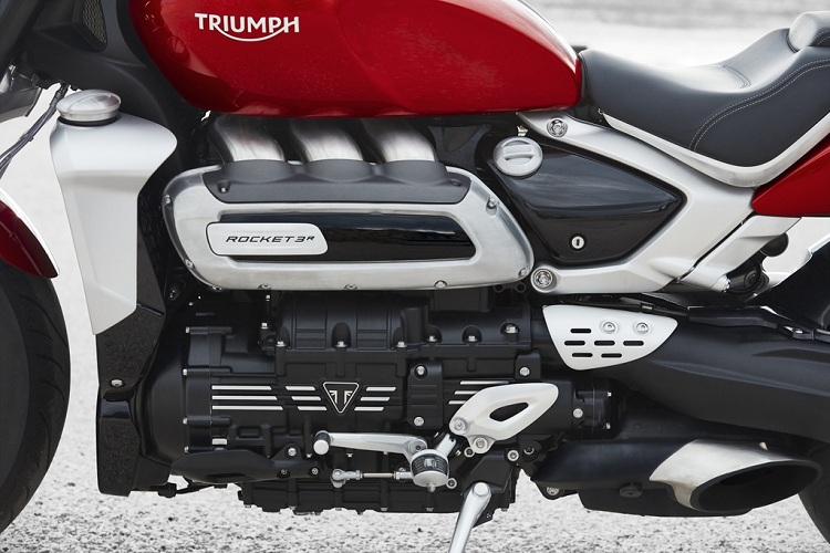 Mẫu xe môtô Triumph Rocke 3 sở hữu động cơ 3 xy-lanh thẳng hàng, dung tích 2.500 cc, sản sinh công suất 167 mã lực tại 6.000 vòng/phút và mô-men xoắn 220 Nm tại 4.000 vòng/phút. Theo Triumph, khối động cơ 2.500 cc trên Rocket 3 2020 nhẹ hơn động cơ trên phiên bản cũ đến 18 kg.