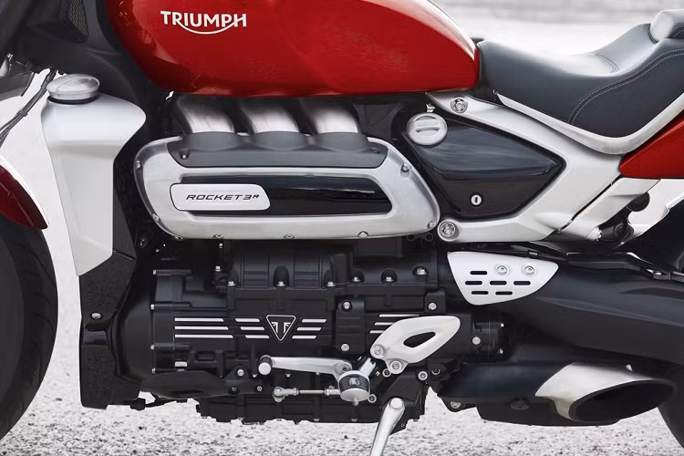 Mẫu xe môtô Triumph Rocke 3 sở hữu động cơ 3 xy-lanh thẳng hàng, dung tích 2.500 cc, sản sinh công suất 167 mã lực tại 6.000 vòng/phút và mô-men xoắn 220 Nm tại 4.000 vòng/phút. Theo Triumph, khối động cơ 2.500 cc trên Rocket 3 2020 nhẹ hơn động cơ trên phiên bản cũ đến 18 kg.