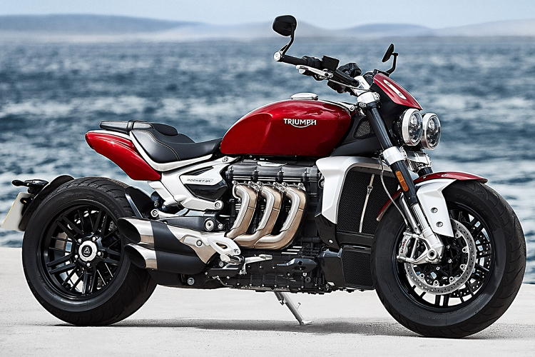 Không chỉ động cơ được làm nhẹ hơn, toàn bộ xe cũng được giảm cân đáng kể. Rocket 3 2020 có cân nặng khoảng 249 kg, trong khi phiên bản trước nặng đến 362 kg. Mẫu xe cơ bắp này giảm đến 113 kg so với thế hệ tiền nhiệm.