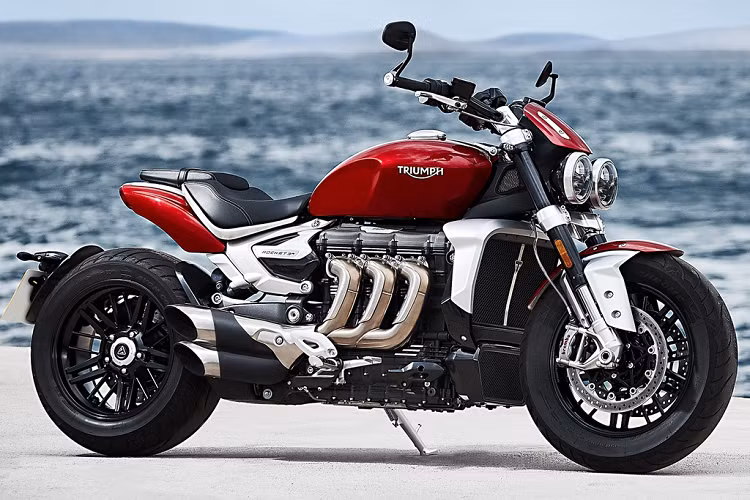 Không chỉ động cơ được làm nhẹ hơn, toàn bộ xe cũng được giảm cân đáng kể. Rocket 3 2020 có cân nặng khoảng 249 kg, trong khi phiên bản trước nặng đến 362 kg. Mẫu xe cơ bắp này giảm đến 113 kg so với thế hệ tiền nhiệm.