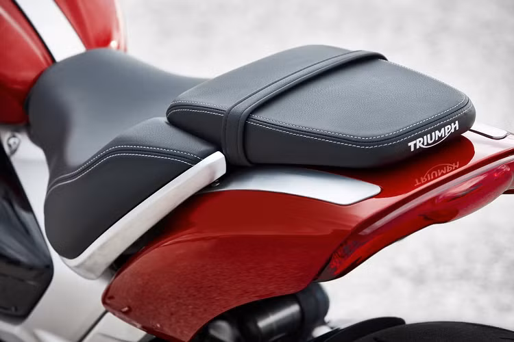 Chiều cao yên của Triumph Rocket 3 GT còn thấp hơn bản R (750 mm so với 773 mm). Ngoài ra, bình xăng của bản GT được sơn 2 tone màu, khác với một tone màu đơn giản trên bản R. Phần để chân của Rocket 3 GT cũng có thể điều chỉnh tiến/lùi thêm 25 mm, trong khi bản R chỉ chỉnh được 15 mm.