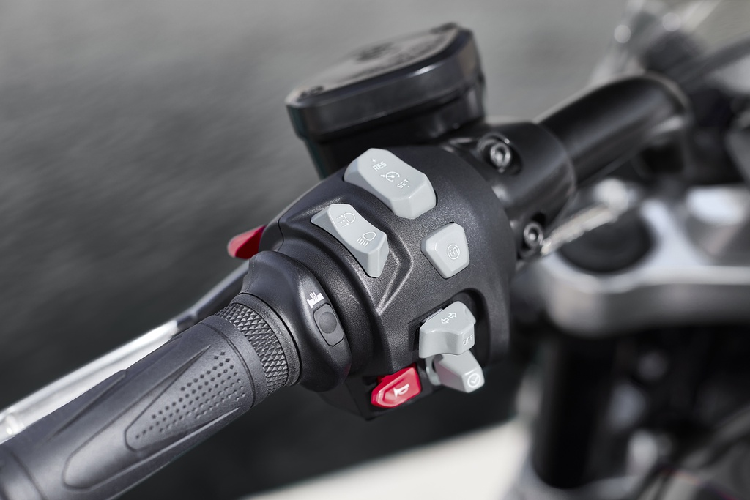 Cả 2 phiên bản Rocket 3 2020 đều sở hữu hệ thống phanh ABS biến thiên theo cua Cornering ABS, điều khiển lực kéo, 4 chế độ lái, hỗ trợ đổ đèo, giữ ga tự động và khoá thông minh.