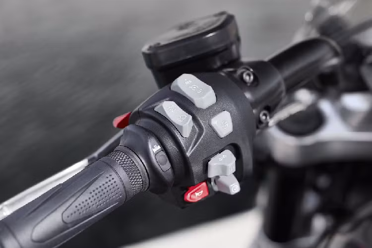 Cả 2 phiên bản Rocket 3 2020 đều sở hữu hệ thống phanh ABS biến thiên theo cua Cornering ABS, điều khiển lực kéo, 4 chế độ lái, hỗ trợ đổ đèo, giữ ga tự động và khoá thông minh.