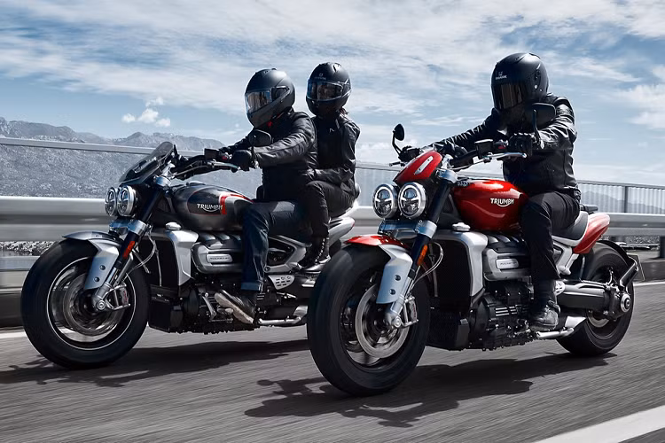 Triumph vừa ra mắt mẫu xe "khủng long" Rocket 3 R và Rocket 3 GT tại Malaysia với mức giá lần lượt là 31.400 và 32.800 USD. Triumph Rocket 3 là mẫu môtô thương mại có dung tích xy-lanh lớn nhất và mô-men xoắn cao nhất thế giới hiện nay.