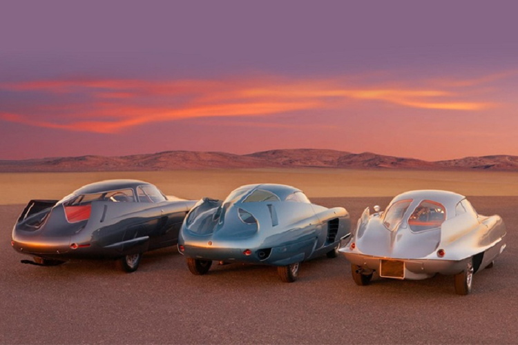 BAT 9d (màu bạc) ra mắt năm 1955 hội tụ những điểm mạnh trước đó của dòng xe Alfa Romeo. Xe cũng có vây đuôi nhưng được làm nhỏ hơn. BAT 9d sở hữu lưới tản nhiệt hình chữ V. Các mẫu xe Alfa Romeo hiện đại ngày nay vẫn sử dụng kiểu thiết kế này.