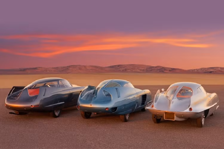 BAT 9d (màu bạc) ra mắt năm 1955 hội tụ những điểm mạnh trước đó của dòng xe Alfa Romeo. Xe cũng có vây đuôi nhưng được làm nhỏ hơn. BAT 9d sở hữu lưới tản nhiệt hình chữ V. Các mẫu xe Alfa Romeo hiện đại ngày nay vẫn sử dụng kiểu thiết kế này.