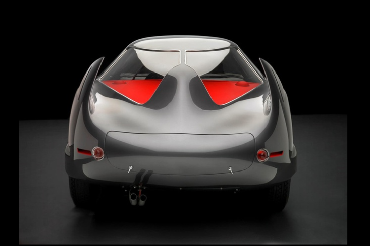 Cả 3 mẫu xe trên đều được thiết kế khí động học tốt nhất có thể. BAT 5 (màu xám) ra đời năm 1953, tiếp sau là BAT 7 (màu xanh) sản xuất năm 1954.