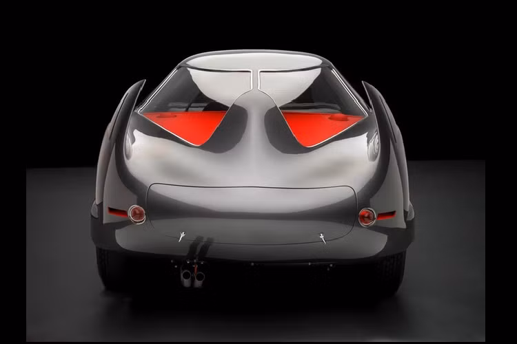 Cả 3 mẫu xe trên đều được thiết kế khí động học tốt nhất có thể. BAT 5 (màu xám) ra đời năm 1953, tiếp sau là BAT 7 (màu xanh) sản xuất năm 1954.