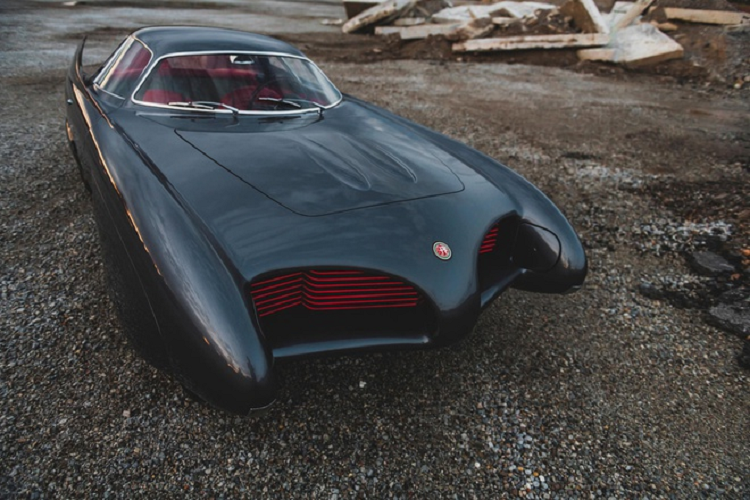 Tên của 3 concept xe lần lượt là BAT 5, BAT 7, và BAT 9d. Hãng đấu giá RM Sotheby's cho biết đã có khách hàng trả 14.840.000 USD (hơn 343 tỷ đồng) để sở hữu 3 cỗ xe này. Đây là mức giá kỷ lục Alfa Romeo sản xuất thời hậu chiến.