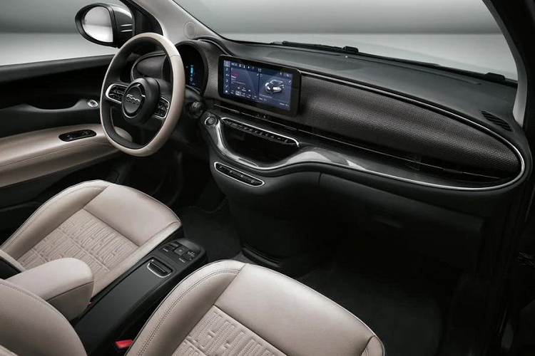 Câu hỏi lớn được đặt ra trong thời điểm hiện tại (khi chưa có thông tin chính thức) vẫn chính là hệ truyền động của chiếc xe. Do kích thước nhỏ gọn của 500, nhà sản xuất sẽ có ít không gian dành cho phần pin hơn một mẫu Nissan Leaf. Tùy chọn pin nhỏ nhất hiện nay có thể sử dụng mang công suất 40 kWh, cung cấp phạm vi di chuyển trong khoảng 240 km.