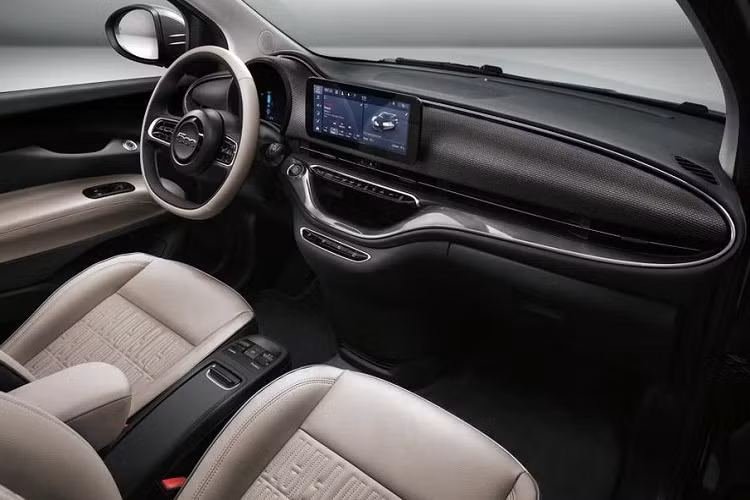 Câu hỏi lớn được đặt ra trong thời điểm hiện tại (khi chưa có thông tin chính thức) vẫn chính là hệ truyền động của chiếc xe. Do kích thước nhỏ gọn của 500, nhà sản xuất sẽ có ít không gian dành cho phần pin hơn một mẫu Nissan Leaf. Tùy chọn pin nhỏ nhất hiện nay có thể sử dụng mang công suất 40 kWh, cung cấp phạm vi di chuyển trong khoảng 240 km.