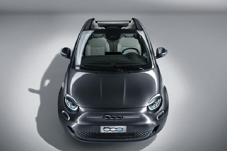 Một thay đổi đáng chú ý khác chính của Fiat 500e thế hệ mới là huy hiệu ‘500’ nằm trên khu vực của tấm lưới tản nhiệt. Dòng chữ này đã thay thế logo Fiat cũ từng xuất hiện trên thế hệ hiện tại của chiếc 500.