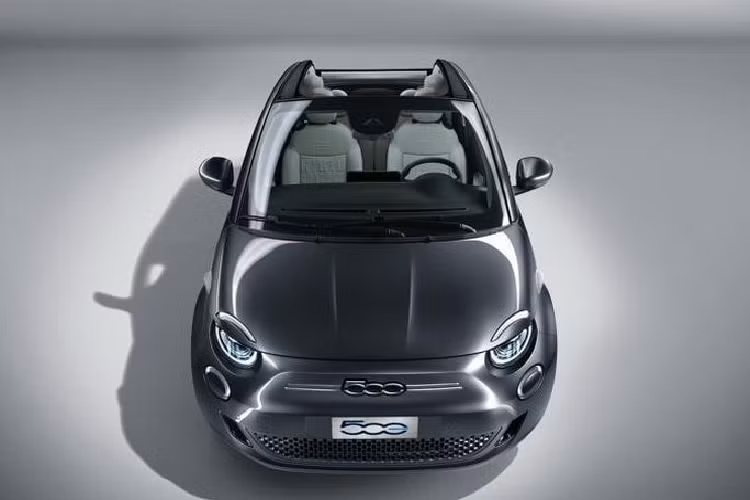 Một thay đổi đáng chú ý khác chính của Fiat 500e thế hệ mới là huy hiệu ‘500’ nằm trên khu vực của tấm lưới tản nhiệt. Dòng chữ này đã thay thế logo Fiat cũ từng xuất hiện trên thế hệ hiện tại của chiếc 500.