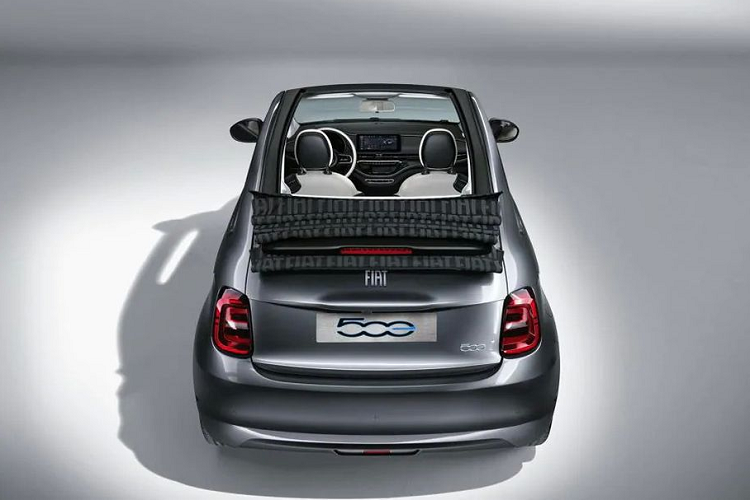 Bên trong khoang nội thất, 500e mới sở hữu một khu vực trung tâm được đại tu hoàn toàn, với cụm đồng hồ tốc độ kiểu mới và một màn hình hiển thị thông tin giải trí cỡ lớn, hiển thị theo chủ đề. Một trong những điểm lạ mắt trên thế hệ này chính là sự thay đổi trong việc sử dụng chất liệu trên khoang cabin, bao gồm cả cụm vô lăng hai chấu sang trọng.