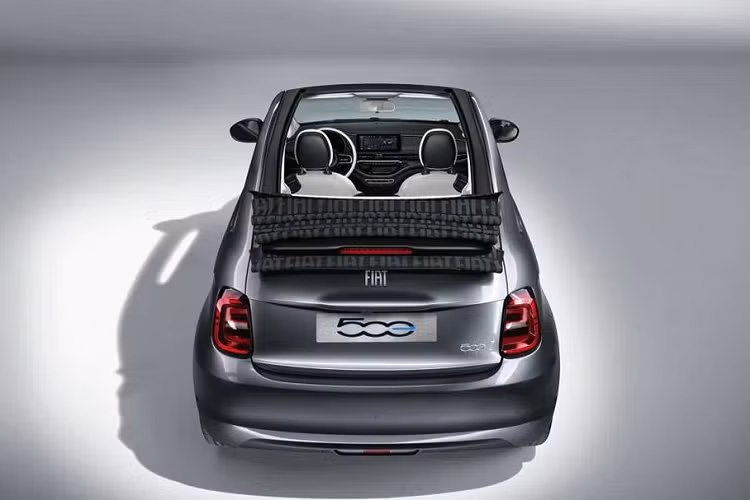 Bên trong khoang nội thất, 500e mới sở hữu một khu vực trung tâm được đại tu hoàn toàn, với cụm đồng hồ tốc độ kiểu mới và một màn hình hiển thị thông tin giải trí cỡ lớn, hiển thị theo chủ đề. Một trong những điểm lạ mắt trên thế hệ này chính là sự thay đổi trong việc sử dụng chất liệu trên khoang cabin, bao gồm cả cụm vô lăng hai chấu sang trọng.