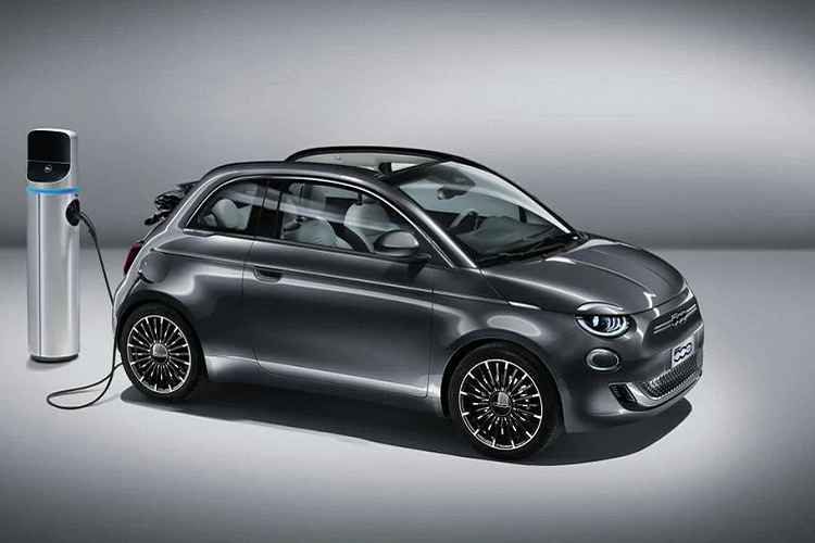 Trong khi đó, chiếc 500E cũ đi kèm với phần pin lithium-ion 24 kWh, cho tổng phạm vi di chuyển 140 km. Nếu cảm thấy hài lòng với con số đó, 500E có thể sẽ là chiếc xe chuyên chạy trong thành phố lý tưởng dành cho bạn. Cuối cùng theo kế hoạch, hãng xe ôtô Fiat dự kiến sẽ ra mắt 500e thế hệ mới vào khoảng mùa hè này