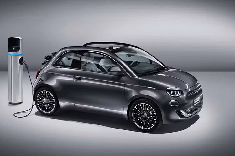 Trong khi đó, chiếc 500E cũ đi kèm với phần pin lithium-ion 24 kWh, cho tổng phạm vi di chuyển 140 km. Nếu cảm thấy hài lòng với con số đó, 500E có thể sẽ là chiếc xe chuyên chạy trong thành phố lý tưởng dành cho bạn. Cuối cùng theo kế hoạch, hãng xe ôtô Fiat dự kiến sẽ ra mắt 500e thế hệ mới vào khoảng mùa hè này