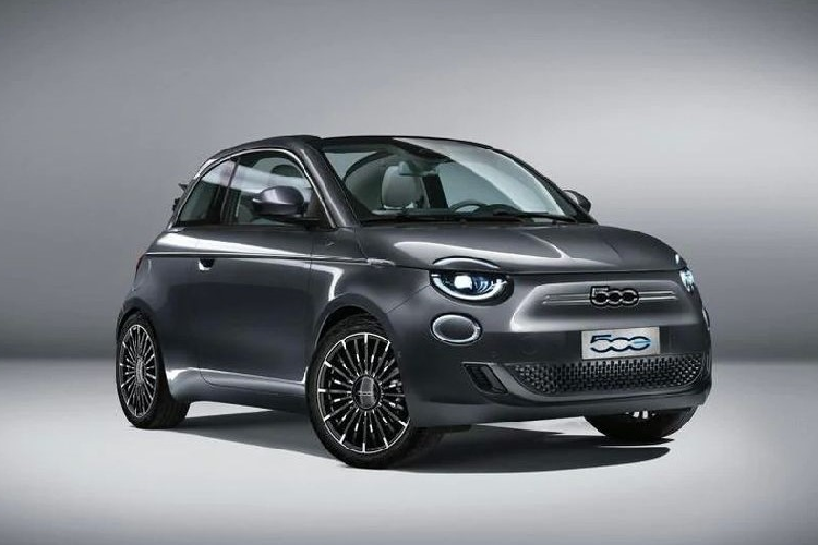 Theo như những bức hình được đăng tải trên các trang web và diễn đàn khác nhau, bao gồm Autodata, Fiat 500e thế hệ mới sở hữu hệ thống đèn trước – sau công nghệ LED và một thiết kế “mặt tiền” lạnh lùng, y hệt như khuôn mặt của nhân vật Stormtrooper trong phim Star Wars.