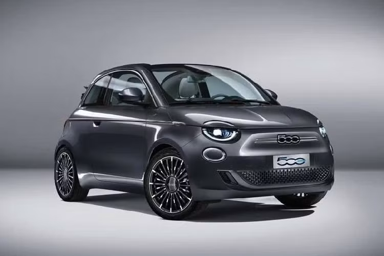 Theo như những bức hình được đăng tải trên các trang web và diễn đàn khác nhau, bao gồm Autodata, Fiat 500e thế hệ mới sở hữu hệ thống đèn trước – sau công nghệ LED và một thiết kế “mặt tiền” lạnh lùng, y hệt như khuôn mặt của nhân vật Stormtrooper trong phim Star Wars.