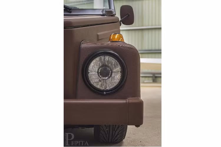 Tuy nhiên một doanh nghiệp tại Hungary đã nghĩ rằng mình có thể mang lại sự sang trọng cho mẫu xe này. Công ty bọc ghế ô tô Pepita đã nảy ra ý tưởng về việc bọc lại hoàn toàn ngoại thất chiếc xe trong chất liệu da màu nâu. Đúng vậy, là ngoại thất chứ không phải nội thất như chúng ta vẫn thường nghe.