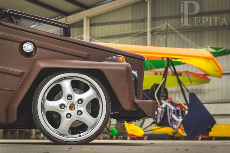 Xét về mặt kỹ thuật Volkswagen Thing tại Mỹ chia sẻ chung nền tảng với VW Type 1 (hay còn gọi là Beetle). Thing sử dụng động cơ 4 cyl đặt sau cho công suất 46 mã lực, kết hợp với tay số sàn 4 cấp.