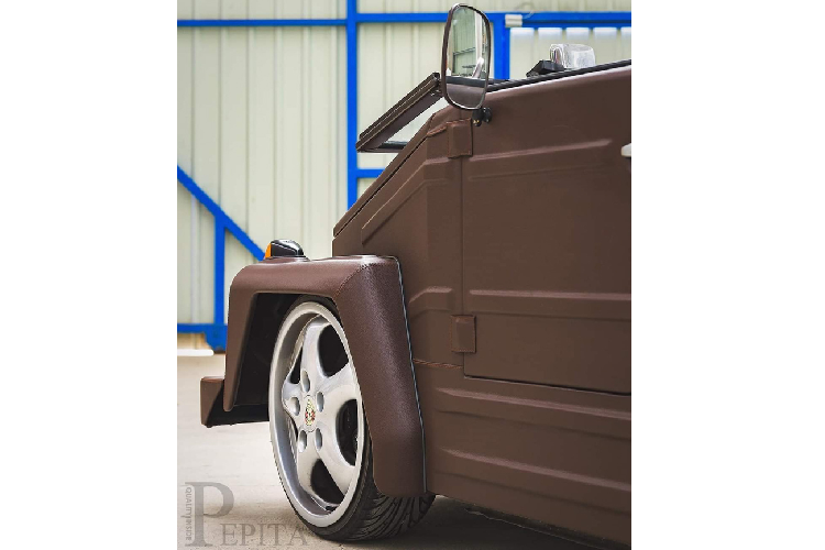 Tương tự như cái tên của nó, VW Thing không có gì đặc biệt nếu không muốn nói chúng chỉ là một “thứ” gì đó gắn 4 bánh xe. Thing có thiết kế bốn cửa đều có thể tháo rời, kính chắn gió có thể được gập phẳng và mái mui trần có thể được gỡ bỏ. Chính điều này làm nên tính thực dụng của chiếc xe.