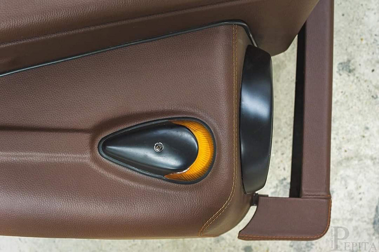 Chất liệu da màu nâu sẫm bao phủ bên ngoài của chiếc xe làm nổi bật đường chỉ khâu màu cam tương phản. Toàn bộ công đoạn đều được thực hiện thủ công. Đặc biệt, VW Thing bọc da của Pepita được trang bị bộ mâm của Porsche.