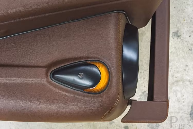 Chất liệu da màu nâu sẫm bao phủ bên ngoài của chiếc xe làm nổi bật đường chỉ khâu màu cam tương phản. Toàn bộ công đoạn đều được thực hiện thủ công. Đặc biệt, VW Thing bọc da của Pepita được trang bị bộ mâm của Porsche.