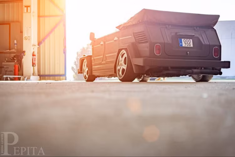 Có rất nhiều lý do tại sao chúng ta thường không thấy chất liệu da ở bên ngoài xe hơi, nguyên nhân chính là do chúng không chống nước trừ khi được xử lý đặc biệt. Và vì thế chiếc VW Thing này sẽ chỉ có thể nhìn thấy thế giới bên ngoài khi thời tiết cho phép.