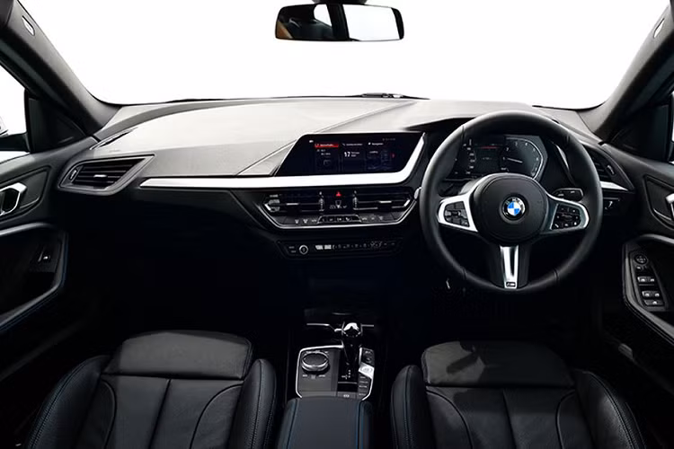 Ở bên trong, khoang cabin của 2 Series Gran Coupe đi kèm với tấm trần anthracite BMW Individual, trang trí nội thất Illuminated Boston, bề mặt bọc da Dakota màu đen, vô lăng M Sport, ghế thể thao chỉnh điện (tích hợp tính năng nhớ vị trí bên người lái) và hệ thống điều hòa 2 vùng độc lập.