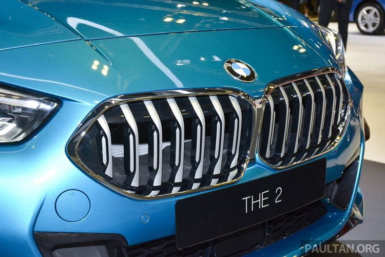 Về trang bị, phiên bản tại thị trường Thái Lan xuất hiện với gói M Sport, bao gồm các cản trước thể thao, đường viền mạ crôm trên lưới tản nhiệt và hệ thống treo M sport. Giá xe BMW 2 Series Gran Coupe (F44) 4 cửa tại thị trường Thái Lan tương đương khoảng 1,75 tỷ đồng.