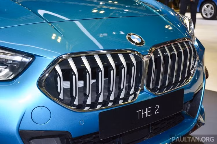 Về trang bị, phiên bản tại thị trường Thái Lan xuất hiện với gói M Sport, bao gồm các cản trước thể thao, đường viền mạ crôm trên lưới tản nhiệt và hệ thống treo M sport. Giá xe BMW 2 Series Gran Coupe (F44) 4 cửa tại thị trường Thái Lan tương đương khoảng 1,75 tỷ đồng.