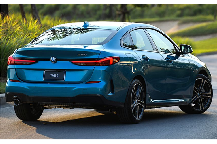 Về mức tiêu thụ nhiên liệu, mẫu 218i được đánh giá ở mức 5,9 l trên 100 km đường kết hợp, cùng lượng khí thải CO2 (hỗn hợp) là 136 g / km.