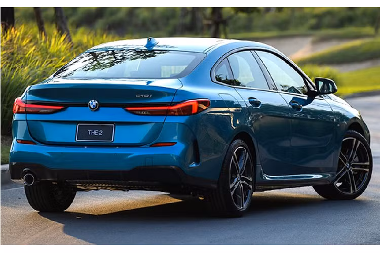 Về mức tiêu thụ nhiên liệu, mẫu 218i được đánh giá ở mức 5,9 l trên 100 km đường kết hợp, cùng lượng khí thải CO2 (hỗn hợp) là 136 g / km.