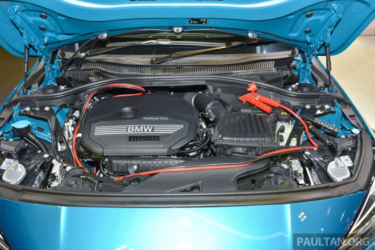 Ngoài ra, danh sách phụ kiện này còn có thêm cụm đèn pha và đèn hậu công nghệ LED, mâm xe hợp kim 819 M kiểu chấu kép với kích thước 18 inch, gói trang bị Shadow Line với nhiều chi tiết được đánh bóng từ BMW Individual và một cửa sổ trời toàn cảnh.