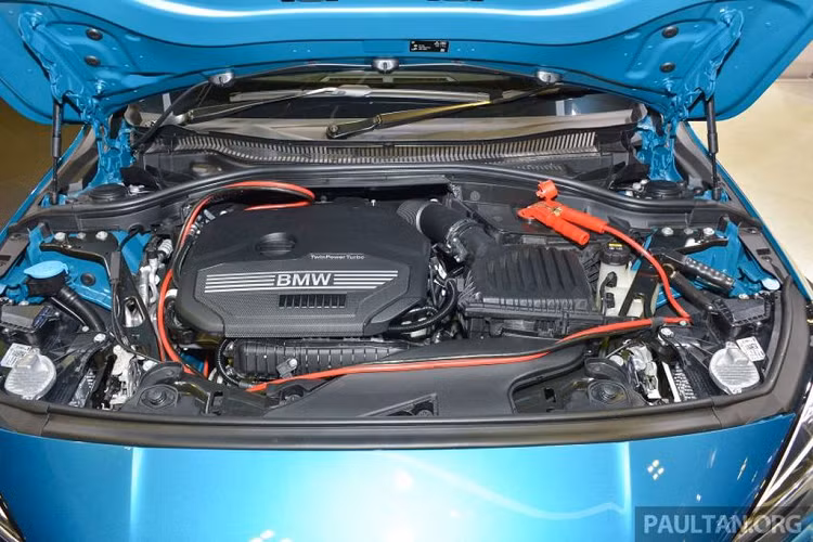 Ngoài ra, danh sách phụ kiện này còn có thêm cụm đèn pha và đèn hậu công nghệ LED, mâm xe hợp kim 819 M kiểu chấu kép với kích thước 18 inch, gói trang bị Shadow Line với nhiều chi tiết được đánh bóng từ BMW Individual và một cửa sổ trời toàn cảnh.