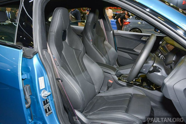 Khác biệt với phiên bản từng xuất hiện tại Singapore, model tại Thái Lan đi kèm với hệ thống BMW Live Cockpit Plus (cụm đồng hồ tốc độ bán điện tử, màn hình chính 8,8 inch tương tự chiếc iDrive 6 thế hệ trước) thay vì trang bị BMW Live Cockpit Professional cao cấp với cụm đồng hồ tốc độ 12.3-inch, màn hình chính 10,25 inch và Hệ điều hành BMW 7.0.