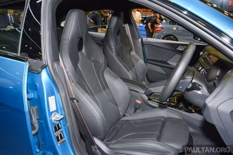 Khác biệt với phiên bản từng xuất hiện tại Singapore, model tại Thái Lan đi kèm với hệ thống BMW Live Cockpit Plus (cụm đồng hồ tốc độ bán điện tử, màn hình chính 8,8 inch tương tự chiếc iDrive 6 thế hệ trước) thay vì trang bị BMW Live Cockpit Professional cao cấp với cụm đồng hồ tốc độ 12.3-inch, màn hình chính 10,25 inch và Hệ điều hành BMW 7.0.