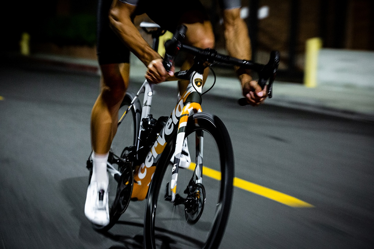 Giá xe đạp Cervelo R5 Automobili Lamborghini Edition đang được bán trực tiếp tại các cửa hàng của Cervelo với mức 18.000 USD (tương đương 415,1 triệu đồng). Tại Việt Nam từng có doanh nghiệp mang mẫu xe đạp của Ferrari về bán với mức giá 295 triệu đồng.